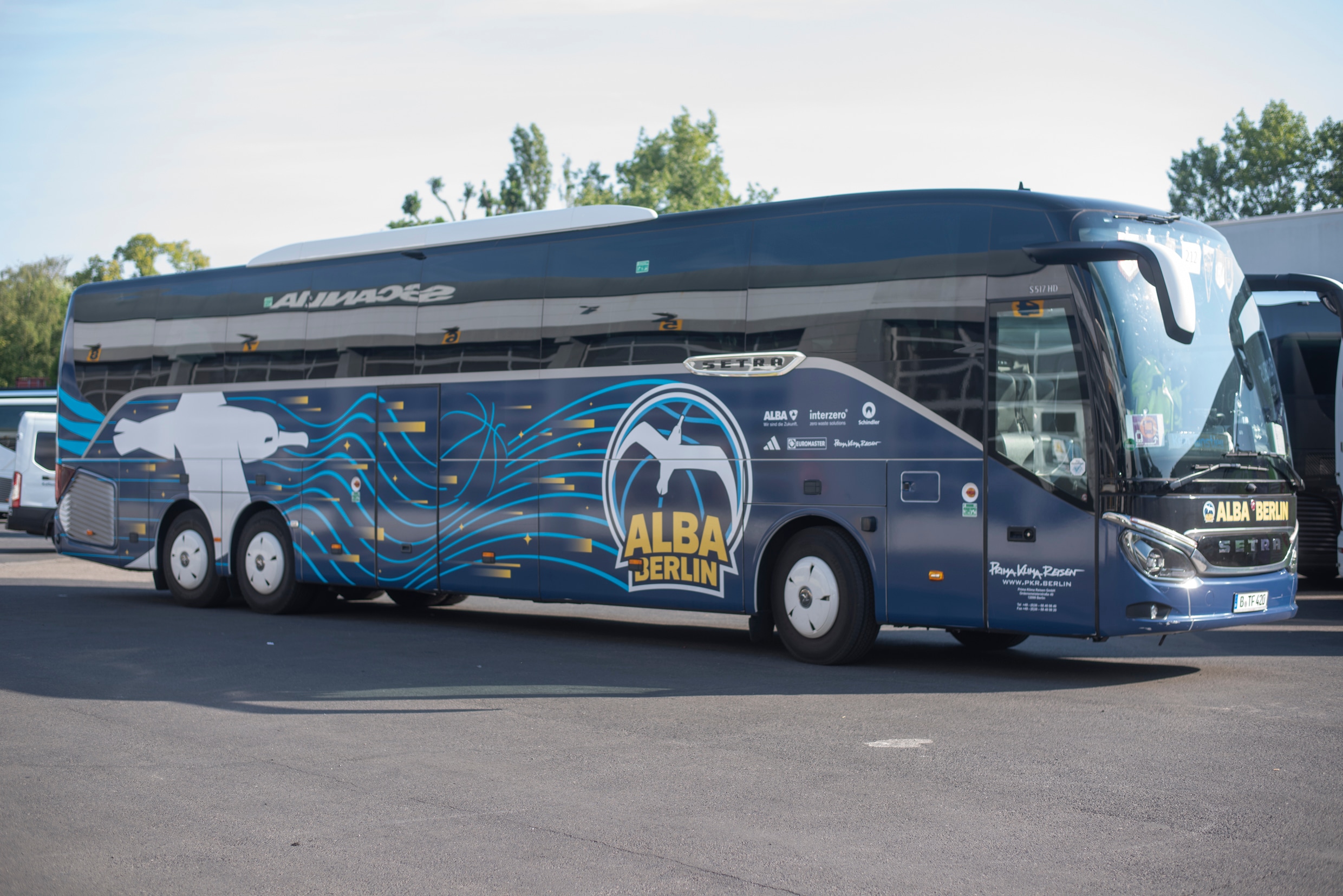 Team coach in the ALBA BERLIN livery from the outside