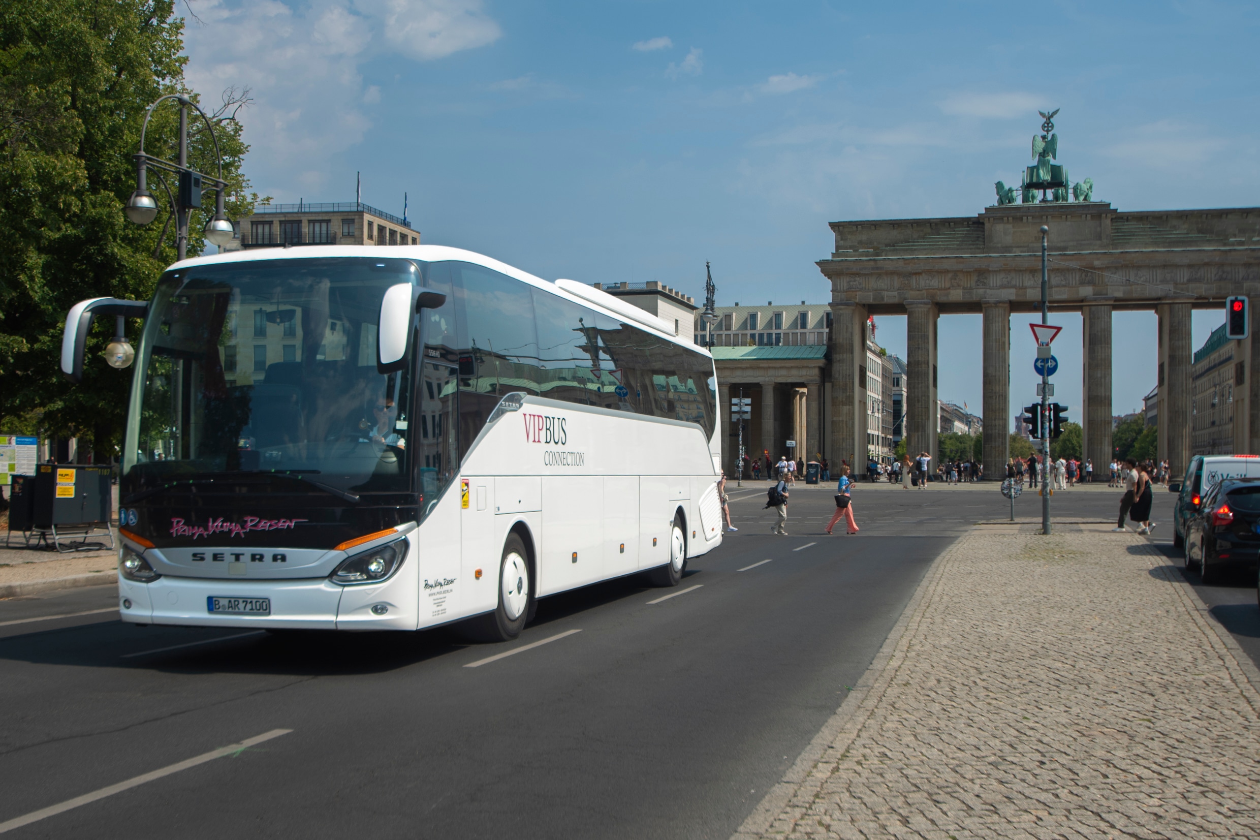 Prima Klima Reisen coach in front of the Brandenburg Gate