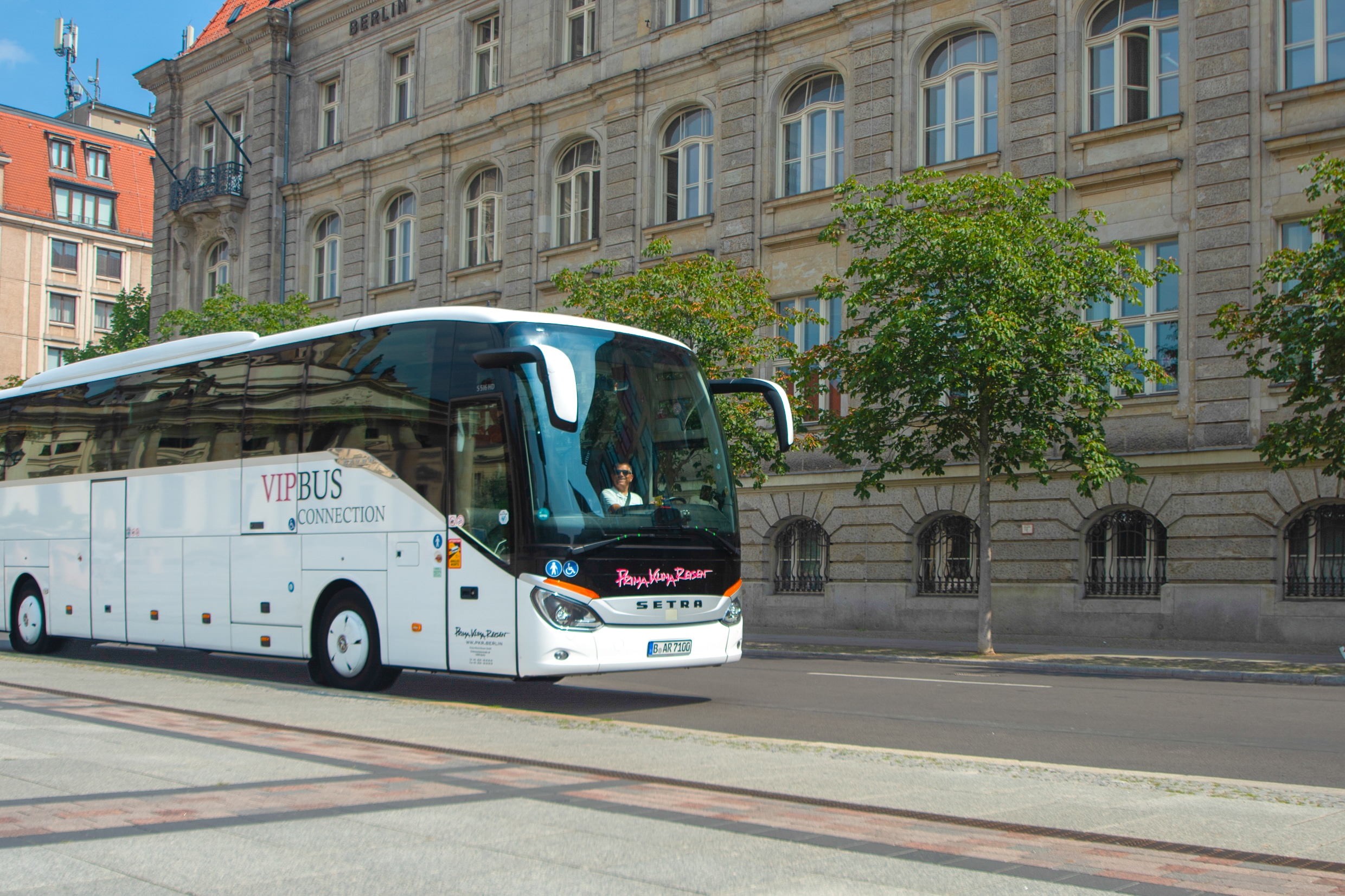 Prima Klima Reisen coach in front of the Berlin-Brandenburg Academy of Sciences and Humanities