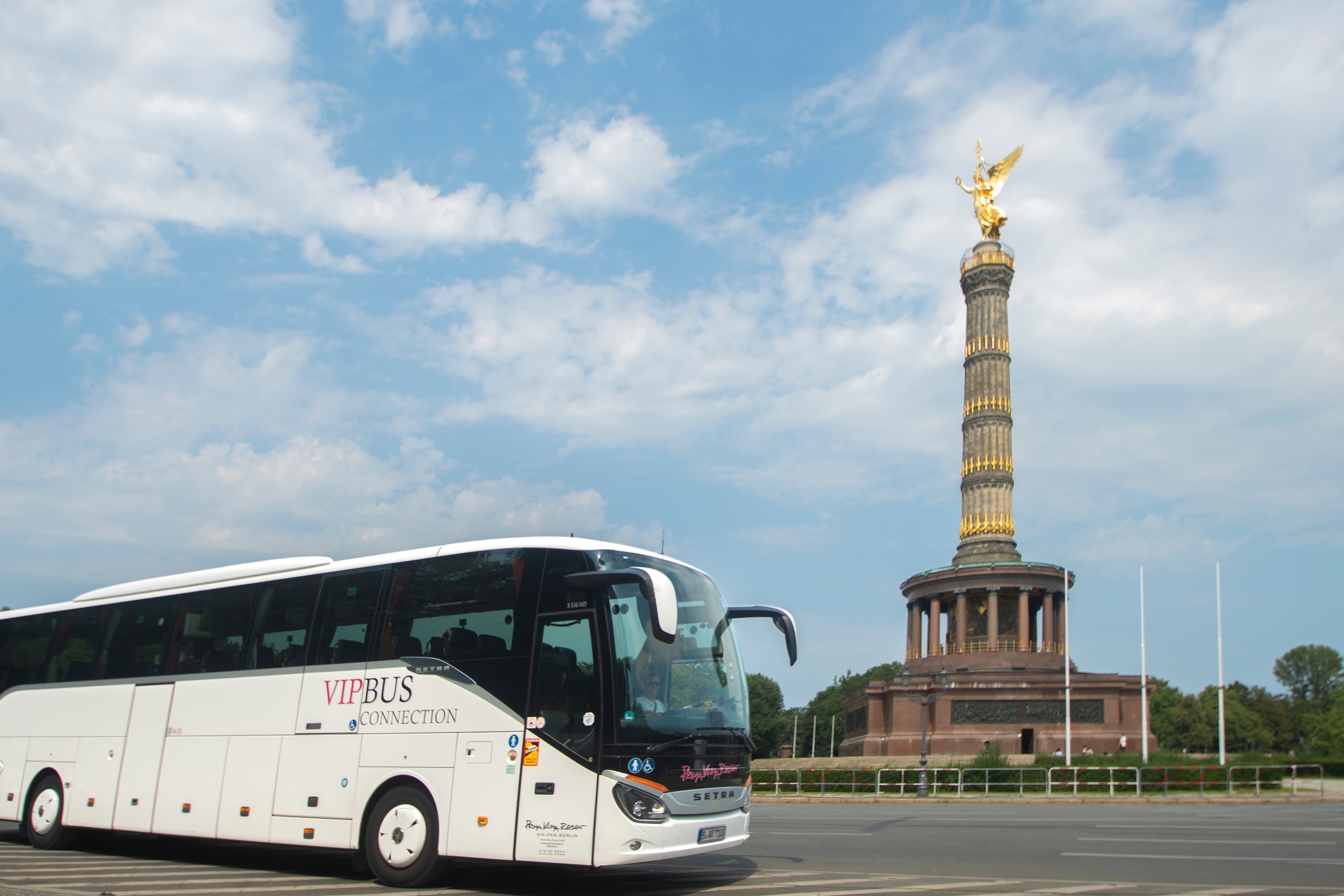 Prima Klima Reisen coach in front of the Victory Column in Berlin