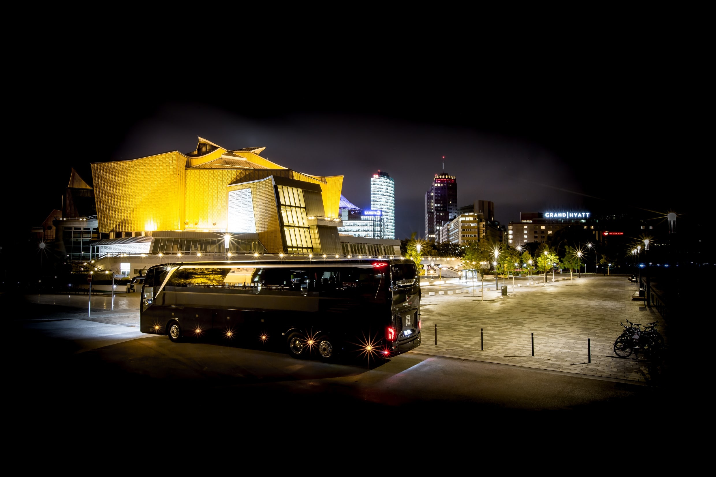 Teambus Berlin at night in front of the Berlin Philharmonic