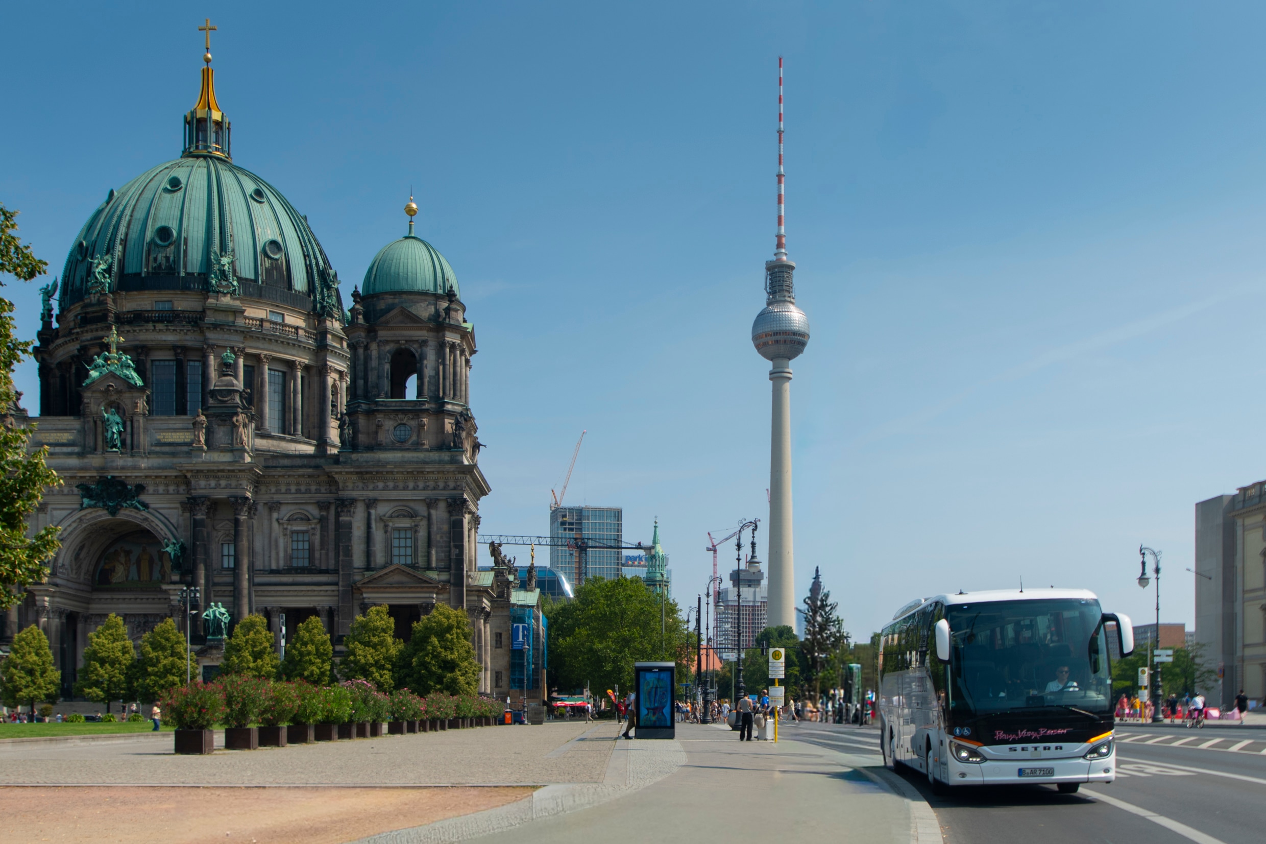 Prima Klima Reisen coach in front of Berlin Cathedral with the TV tower