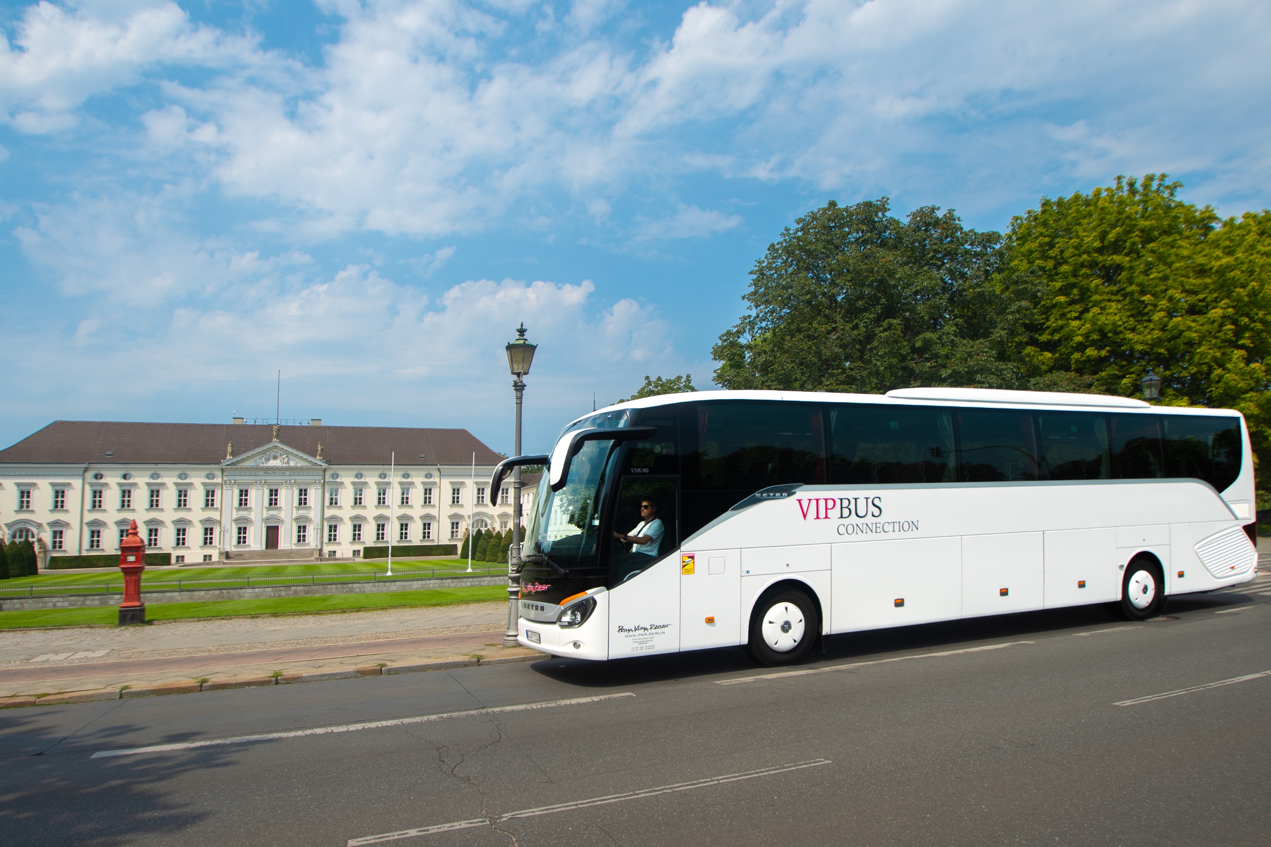 Prima Klima Reisen coach in front of Bellevue Palace in Berlin