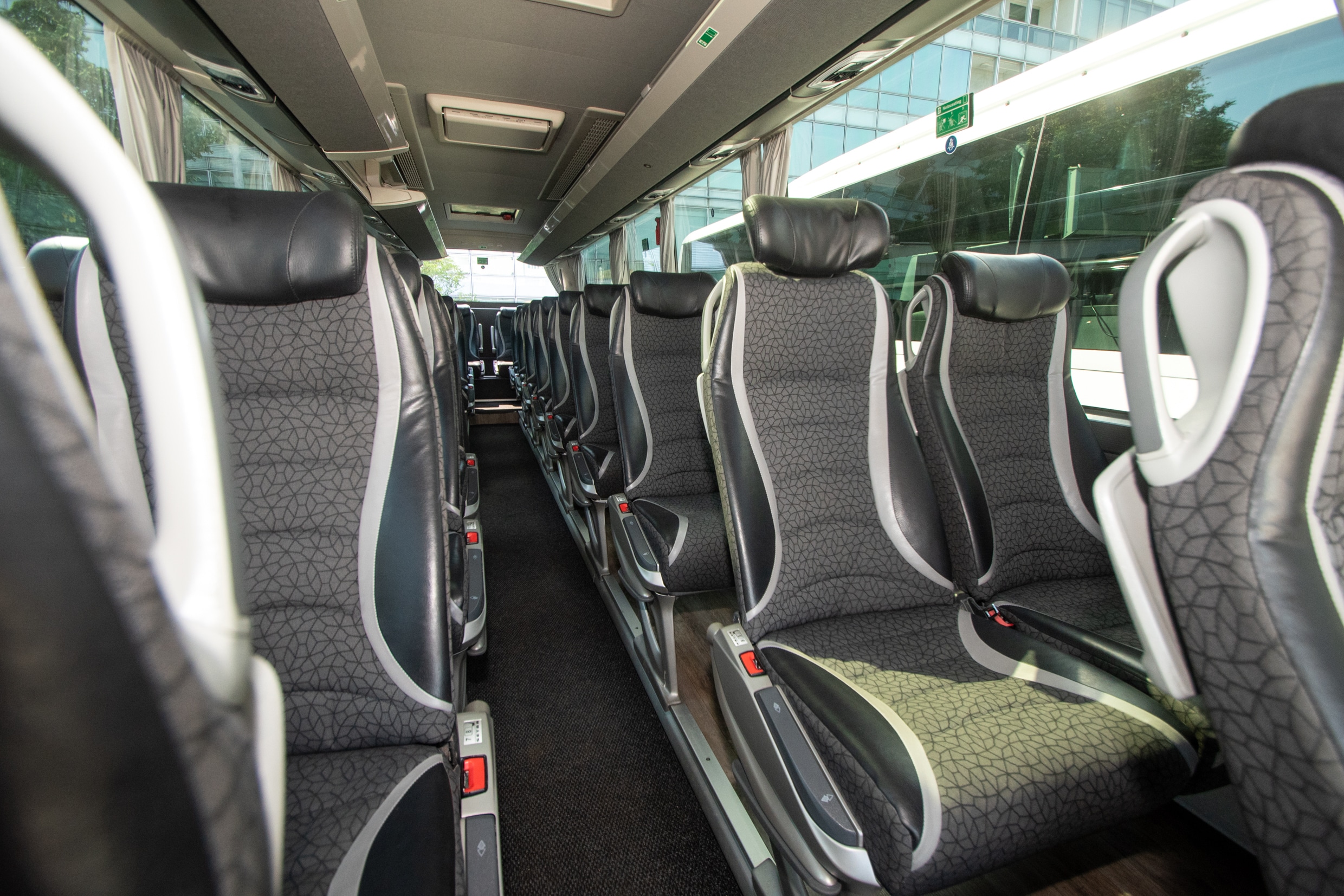 M-Class interior: centre aisle with comfort seats