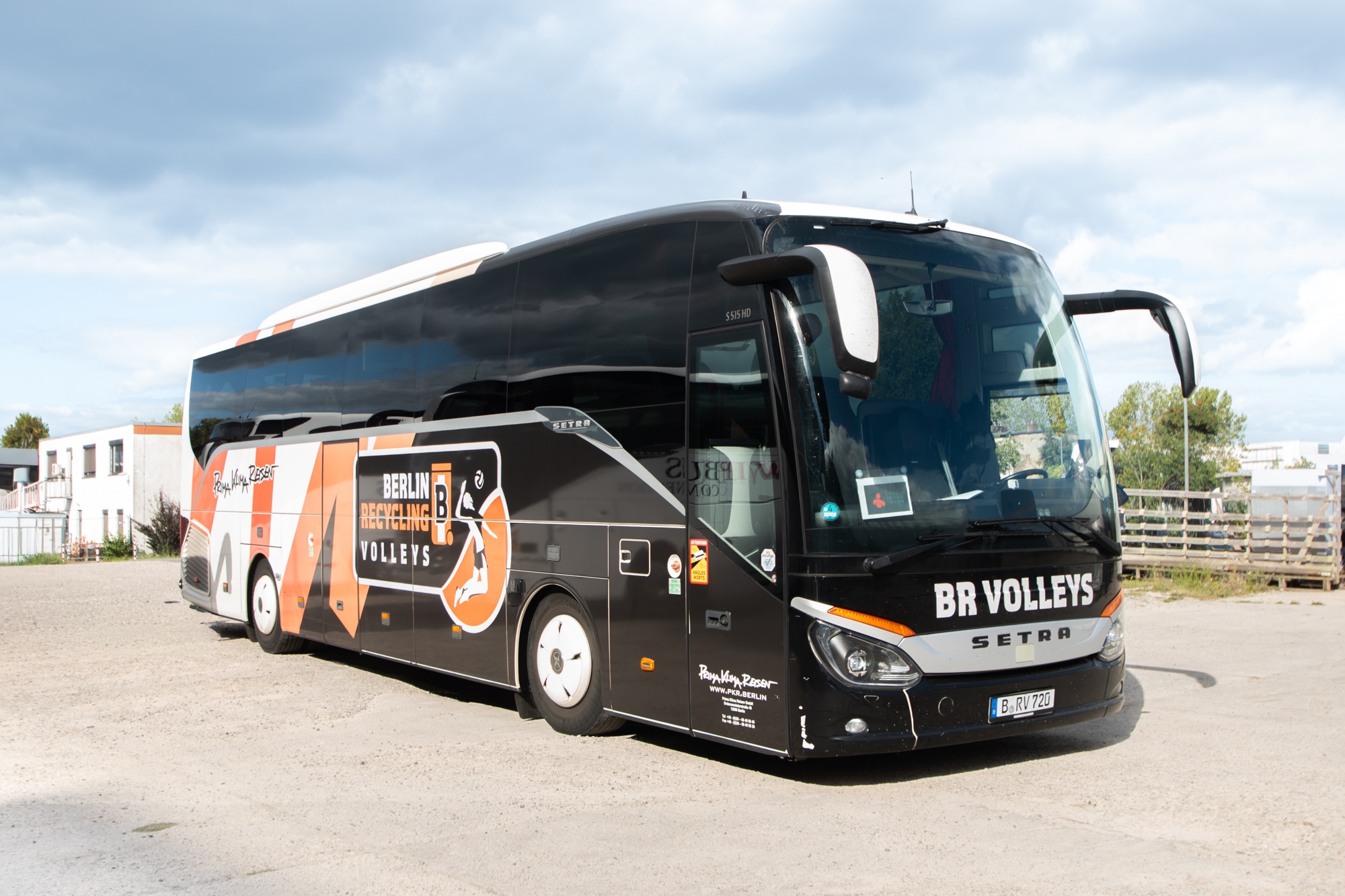Team coach in the BR Volleys livery from the outside