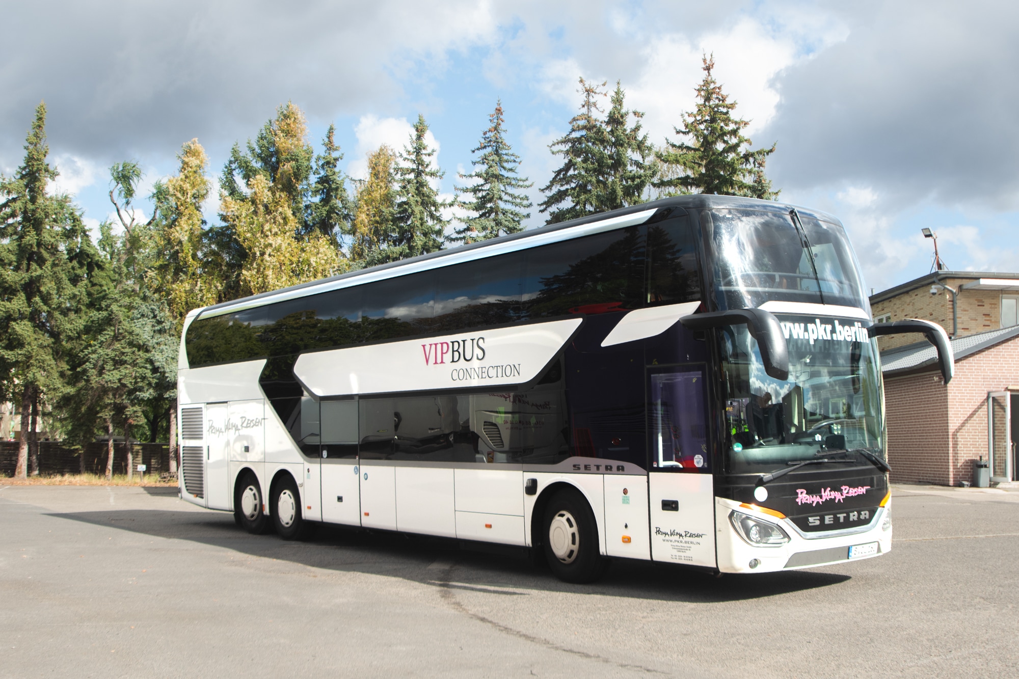 XXL-Class bus with two levels from the outside